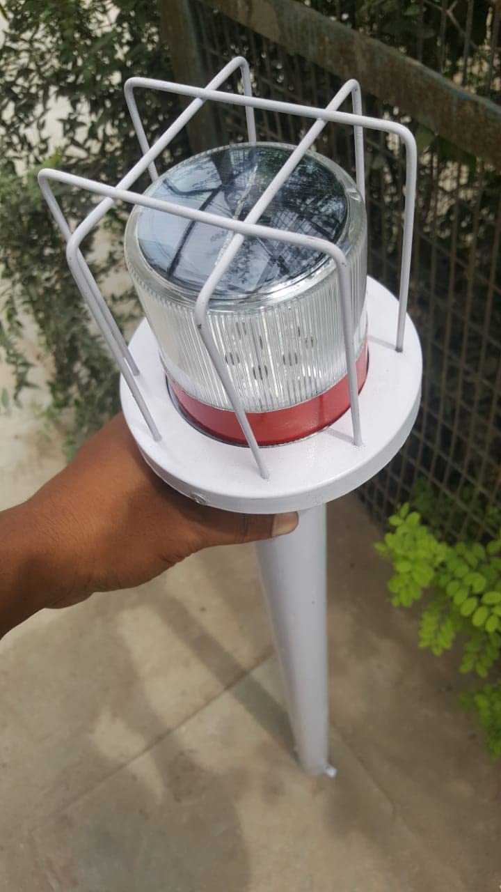 DOSSVICK - Solar Delineator LED with cage and Pole - Height 1000mm - Flasher Backup of 36 hours